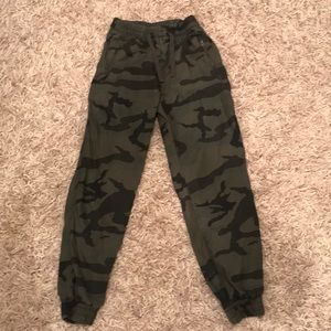 TNA camo jogger/Aritzia